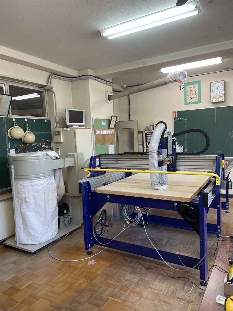 旧松川東小学校に設置された組立式木工加工機ShopBot