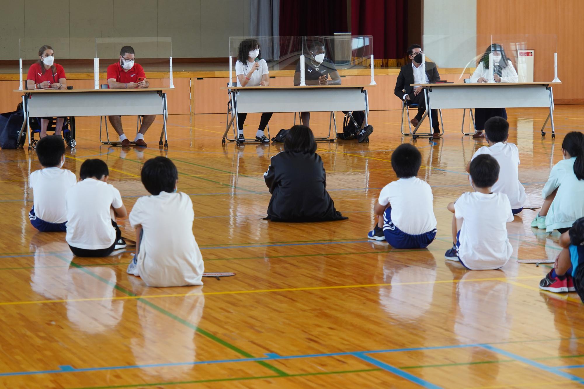 中央小学校でパラリンピック選手団が講演