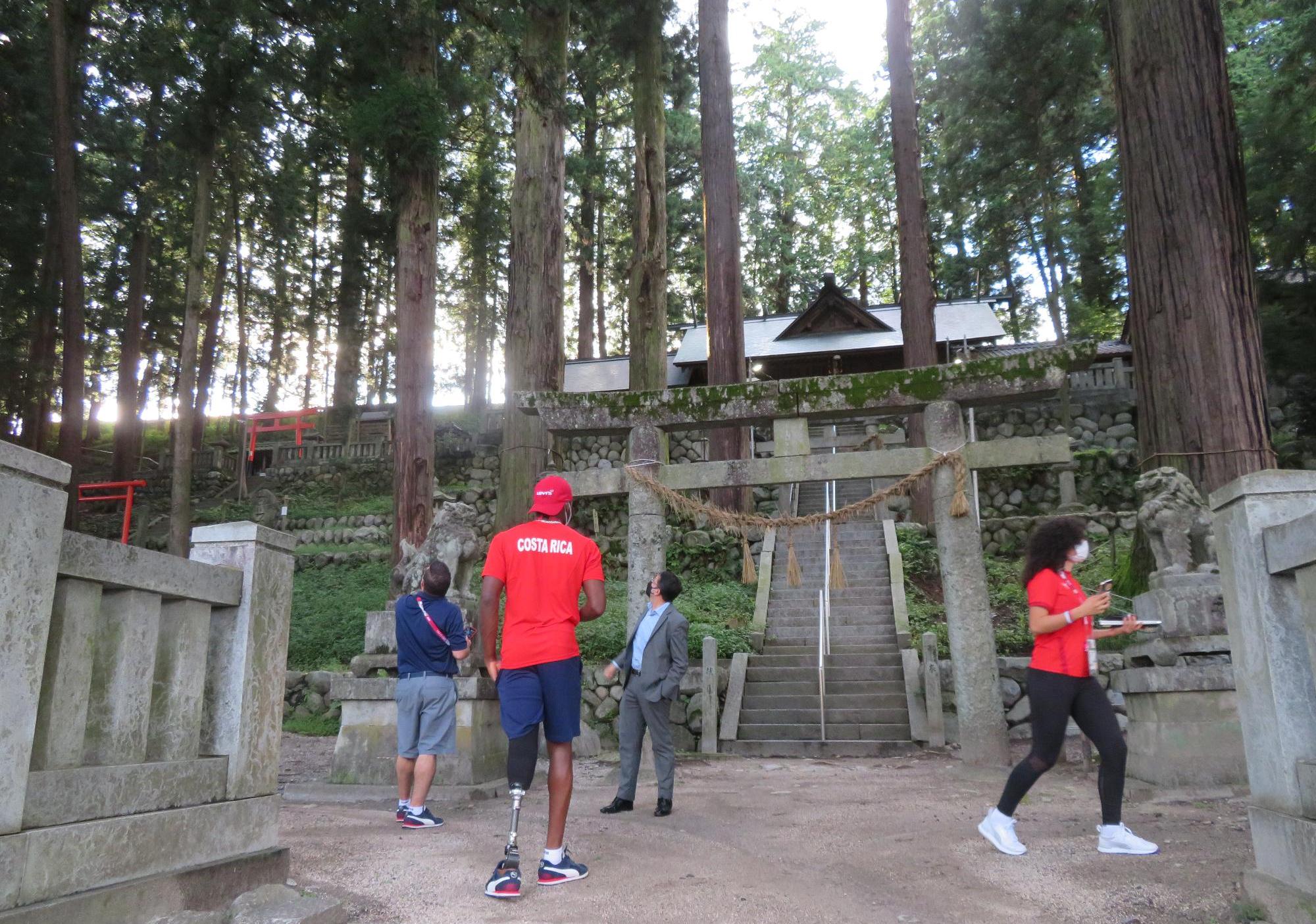 七椙神社を訪問する選手団