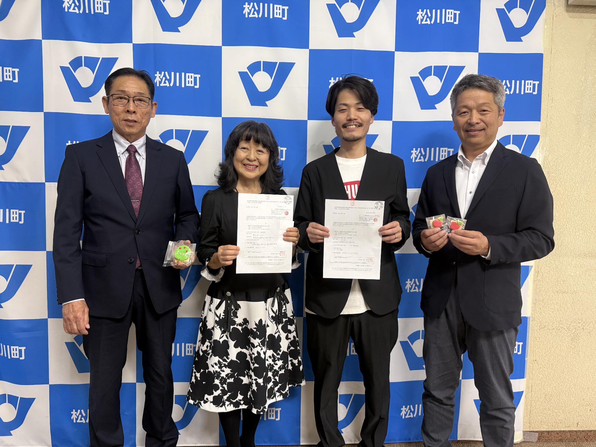 松川町で開業予定の宮下さんと熊谷さんの写真（商工会長、松川町長とともに）